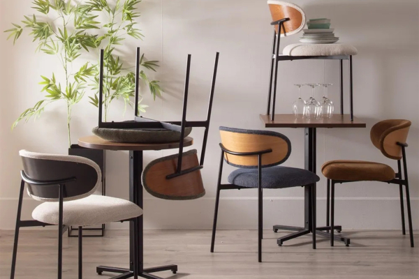 Chaise en tissu avec dossier bois et pieds métal Livia