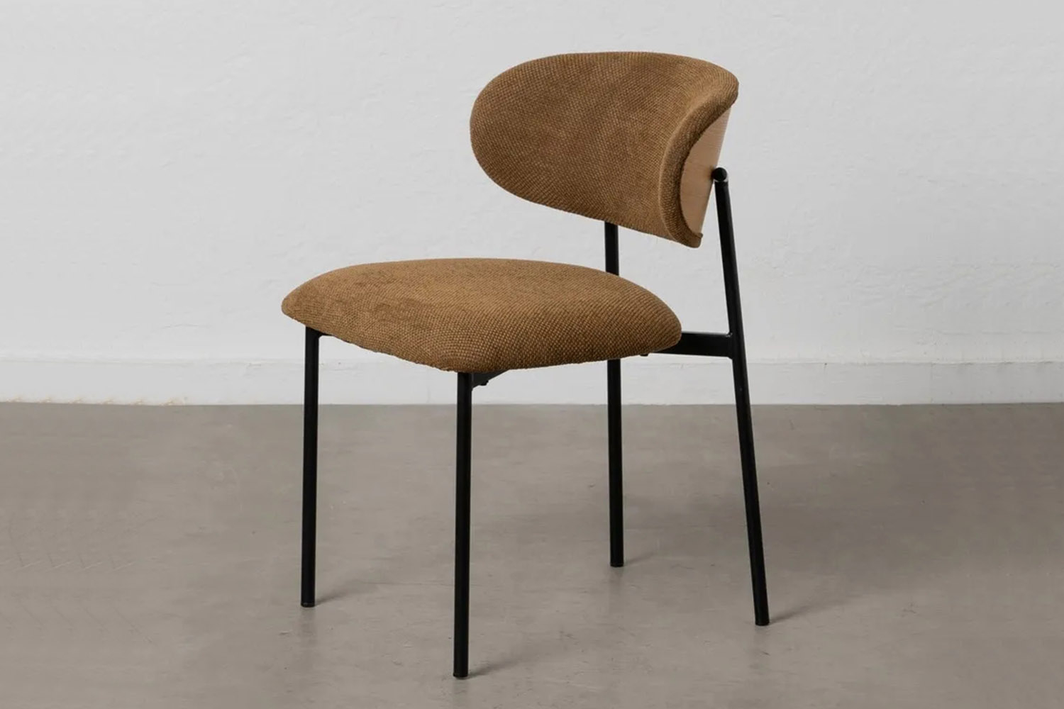Chaise en tissu avec dossier bois et pieds métal Livia