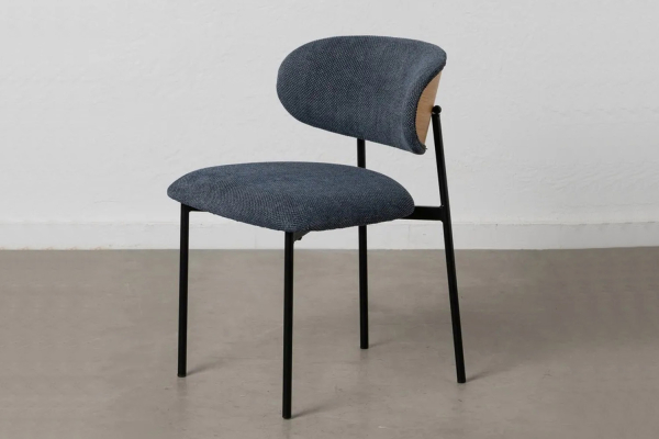 Chaise en tissu avec dossier bois et pieds métal Livia