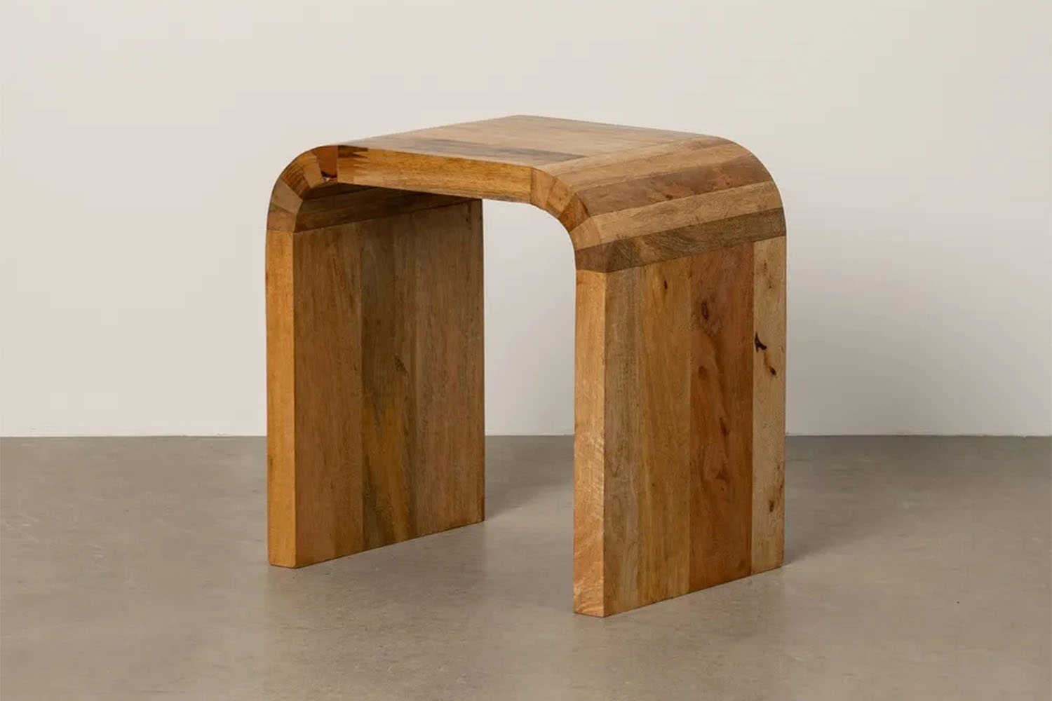 Table de chevet en manguier massif : design premium