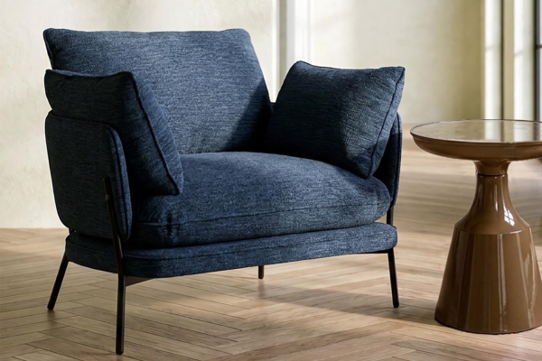 Fauteuil bleu en tissu et métal – Élégant et durable