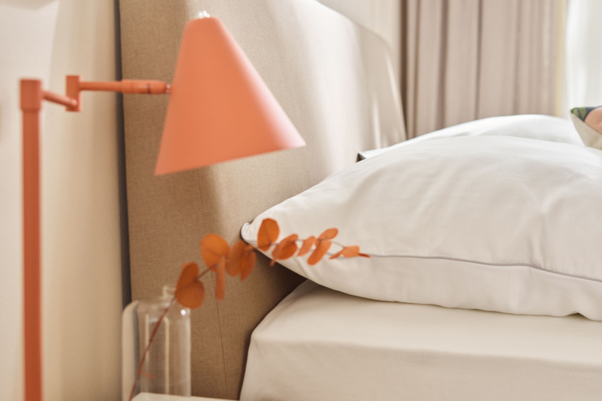 Lit coffre avec tête de lit tissu Alba