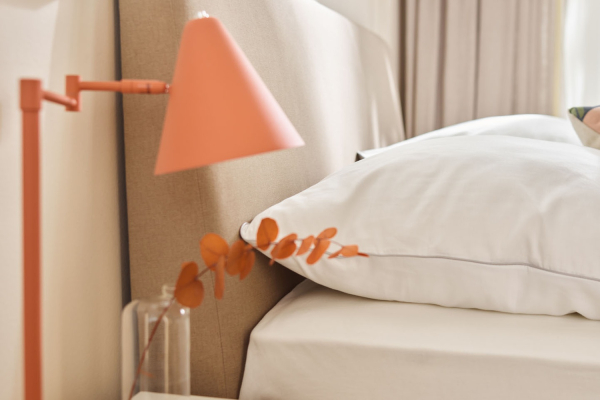 Lit en bois avec tête de lit tissu Alba
