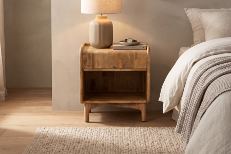 Mesita de noche de 1 cajón de madera maciza de mango Orval – Elegancia de la madera natural
