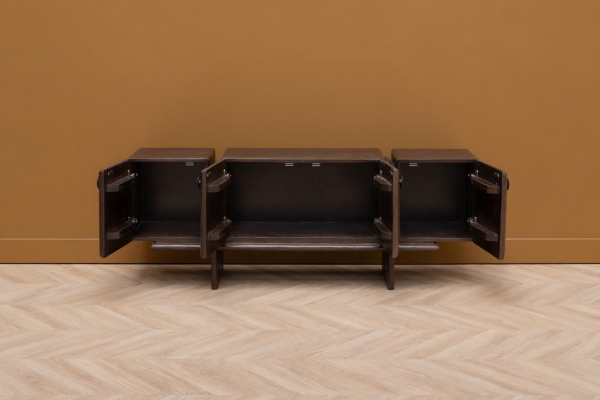 Mueble de TV Olven de 4 puertas de madera maciza de mango de 135 cm