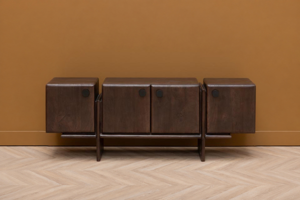 Mueble de TV Olven de 4 puertas de madera maciza de mango de 135 cm