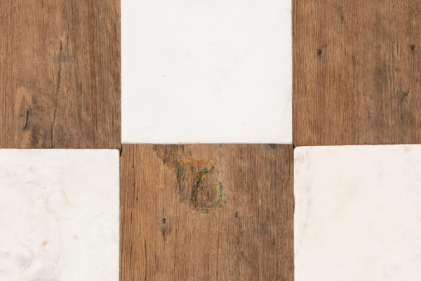 Céora 100 cm checkerboard coffee table in white marble and wood